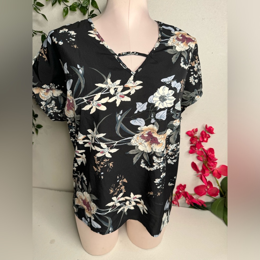 🖤 Emery Rose Floral Top 🌺 🖤